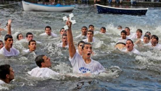 Όσα πρέπει να γνωρίζετε εάν βουτήξετε για τον σταυρό στα Θεοφάνεια