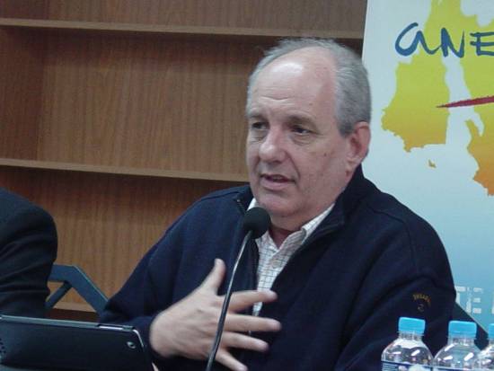 Προτάσεις για τα προνοιακά επιδόματα και τα ΑμΕΑ από τον Τέρενς Κουίκ