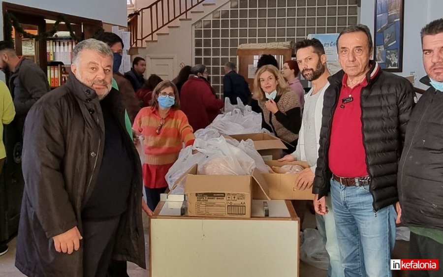 Δήμος Αργοστολίου: Μοίρασε ευχές και δώρα για το χριστουγεννιάτικο τραπέζι! (εικόνες)
