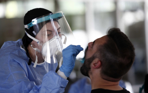 27 νέα κρούσματα του νέου ιού στη χώρα, τα 4 εντοπίστηκαν στις πύλες εισόδου τις χώρας
