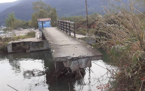 Ξεκίνησε το γκρέμισμα της πεζογέφυρας Σάμης - Καραβόμυλου (εικόνες)