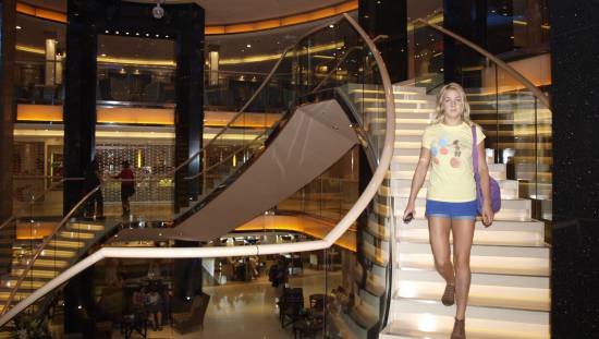 Μπήκαμε στην… πλωτή πολιτεία του Azura!