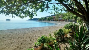 Έγινε "γυαλί" σήμερα η παραλία του Πόρου (εικόνες)