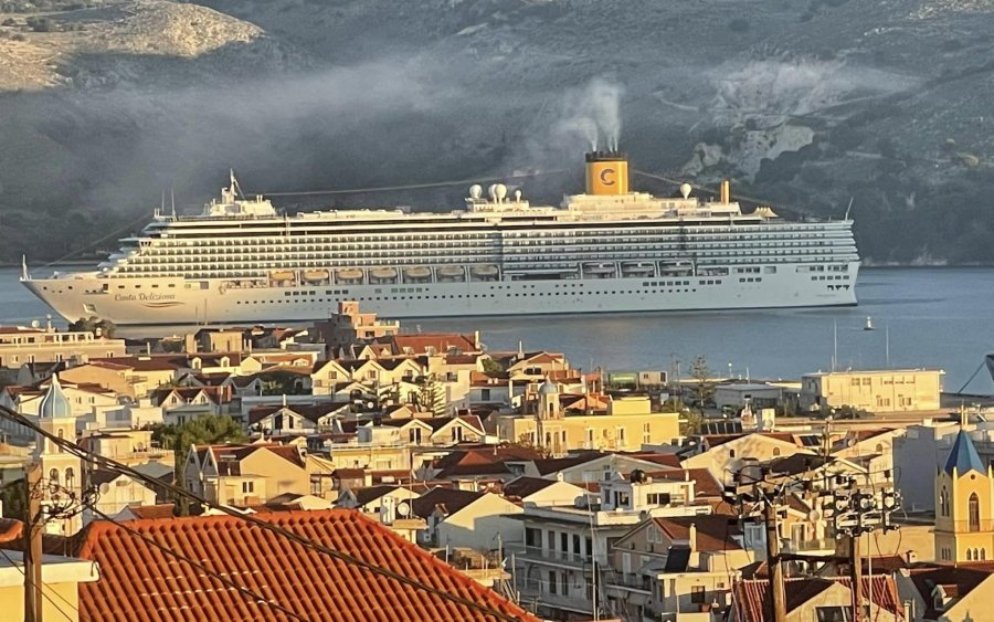 Χριστουγεννιάτικος επισκέπτης, το Costa Deliziosa, σήμερα στο λιμάνι του Αργοστολίου (εικόνες)