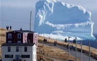 Παγόβουνο-γίγας «ταξιδεύει» στις ακτές του Καναδά [εικόνες]