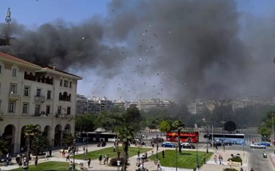 Θεσσαλονίκη: Δύο διασωληνωμένοι άλλοι επτά τραυματίες από τη μεγάλη φωτιά στην πλατεία Αριστοτέλους