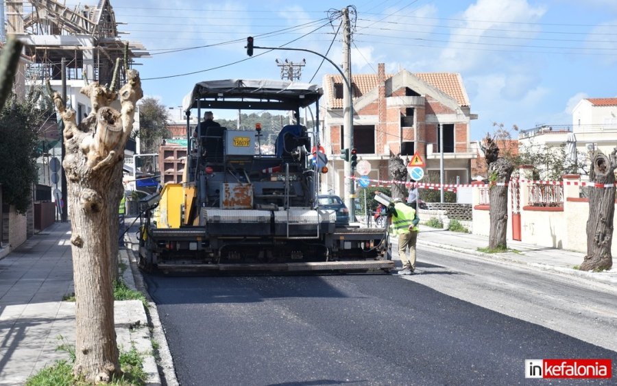 Αργοστόλι: &quot;Πέφτει&quot; άσφαλτος στην Λεωφόρο Βεργωτή (εικόνες/video)