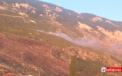 Εγκληματίες επιχείρησαν να κάψουν και πάλι την Κεφαλοινά - Πολλές οι εστίες στην πυρκαγιά πάνω από τα Σιμωτάτα