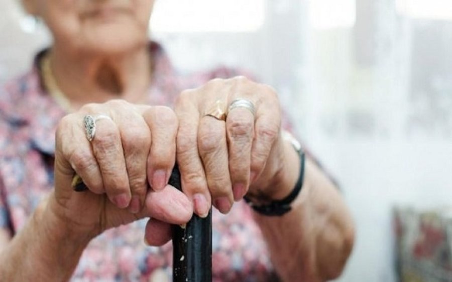 Ζητείται εσωτερική γυναίκα για φροντίδα ηλικιωμένης
