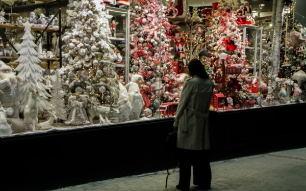 Πώς θα γιορτάσουν φέτος Χριστούγεννα και Πρωτοχρονιά εμβολιασμένοι και ανεμβολίαστοι