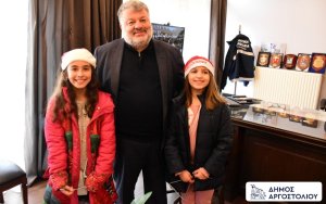 Γέμισε με κάλαντα και παιδικά χαμόγελα το Δημαρχείο Αργοστολίου