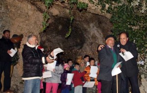 Η εορταστική εσπερινή εκδήλωση στη σπηλιά του «Γέρακα» στην Αγία Θέκλη (εικόνες)