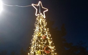 &quot;Μύρισε&quot; Χριστούγεννα στα Λουρδάτα  - Στολίστηκε και φωτίστηκε το Χριστουγεννιάτικο Δέντρο (εικόνα)