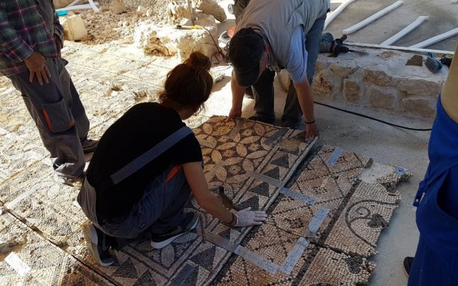 H τοποθέτηση του ψηφιδωτού δαπέδου στην Σάμη (εικόνες)