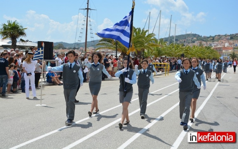 Η παρέλαση για την 153η επέτειο της Ενωσης των Επτανήσων στο Αργοστόλι (εικόνες)