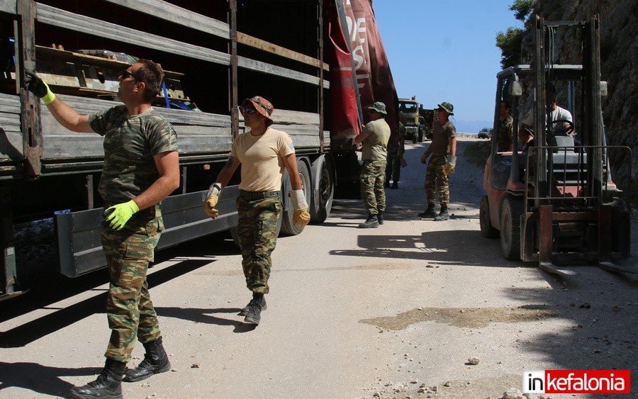 Έπιασαν δουλειά! Στο Χειμωνικό ο στρατός για την τοποθέτηση της γέφυρας (εικόνες)