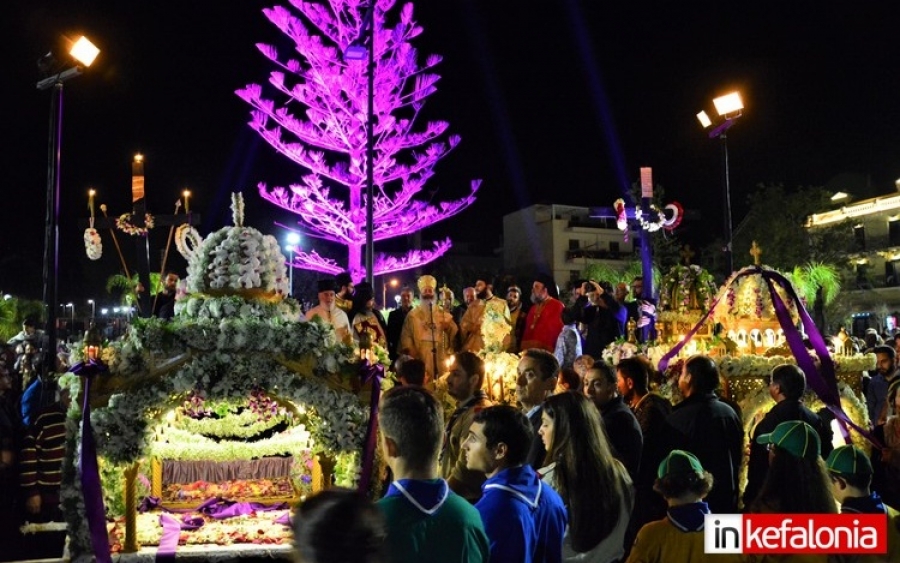 Με λαμπρότητα και πλήθος πιστών η κοινή περιφορά των επιταφίων στο Αργοστόλι (εικόνες + video)