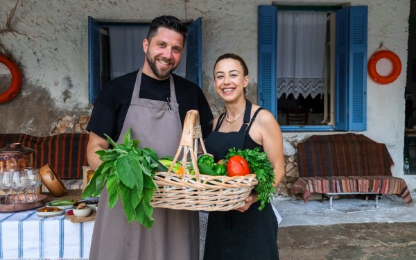 Σ’ ένα ψαρόσπιτο η Ιωάννα και ο Γεράσιμος τιμούν την κουζίνα της Κεφαλονιάς