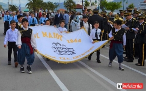 Η μαθητική παρέλαση της 21ης Μαΐου και η κατάθεση στεφάνων στο Ληξούρι (εικόνες)