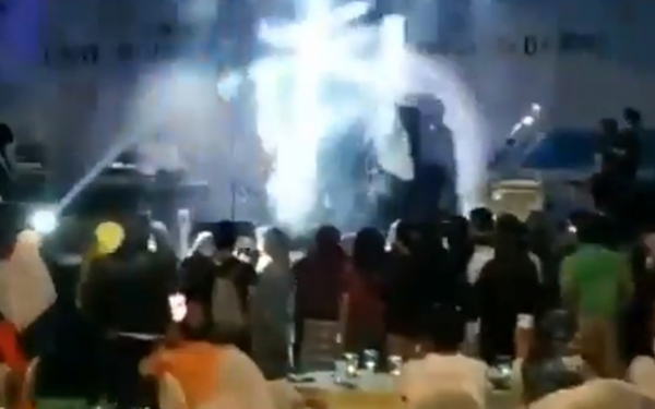 Ινδονησία: Η στιγμή που τα κύματα από το τσουνάμι «χτυπούν» θεατές συναυλίας (συκλονιστικό βίντεο)