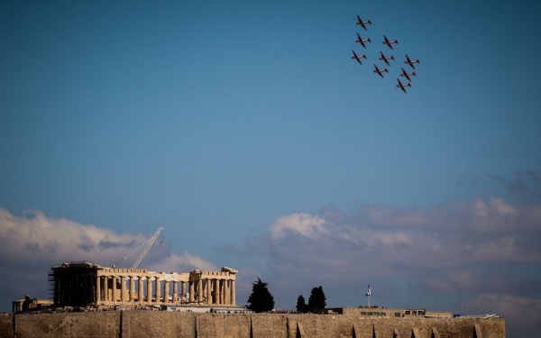 Αεροπλάνα σε σχηματισμούς πέρασαν... ξυστά από την Ακρόπολη