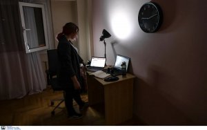Και τον Μάιο υποχρεωτική η τηλεργασία στο 50% των εργαζομένων, τι αλλάζει στο ωράριο