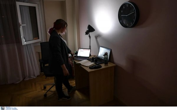Και τον Μάιο υποχρεωτική η τηλεργασία στο 50% των εργαζομένων, τι αλλάζει στο ωράριο