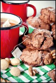 Σοκολατένια μπισκότα με καρύδια, αμύγδαλα &amp; μαρέγκα