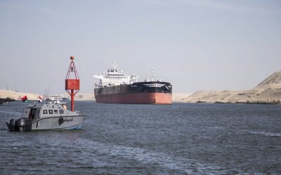Διώρυγα Σουέζ: Οι ΗΠΑ έτοιμες να βοηθήσουν για να ξεκολλήσει το γιγαντιαίο πλοίο