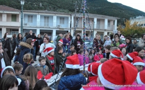 Άναψε το χριστουγεννιάτικο καραβάκι στη Σάμη (εικόνες)