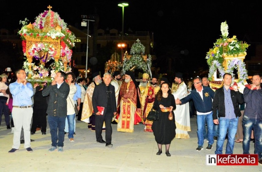 Με κατάνυξη και πάλι όλοι μαζί! Kοινή περιφορά πέντε επιταφίων του Αργοστολίου (εικόνες + video)