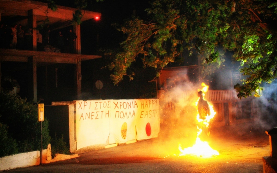 Κάψανε τον προδότη Ιούδα στα Λουρδάτα (εικόνες)