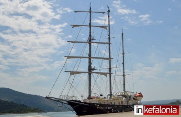 Το πολυτελές ιστιοφόρο "Running on Waves" στο Αργοστόλι