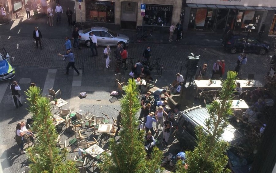 Βαν έπεσε σε πλήθος στη Γερμανία -4 νεκροί, δεκάδες τραυματίες [εικόνες]