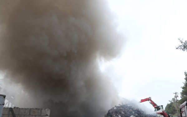 Πυκνοί τοξικοί καπνοί πνίγουν την Θεσσαλονίκη από την φωτιά στον χώρο ανακύκλωσης – Σκληρή μάχη για την κατάσβεσή της