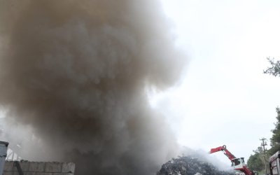 Πυκνοί τοξικοί καπνοί πνίγουν την Θεσσαλονίκη από την φωτιά στον χώρο ανακύκλωσης – Σκληρή μάχη για την κατάσβεσή της