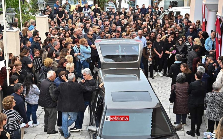 Ράγισαν καρδιές στο τελευταίο αντίο της 18χρονης Μυρτούς στο Αργοστόλι