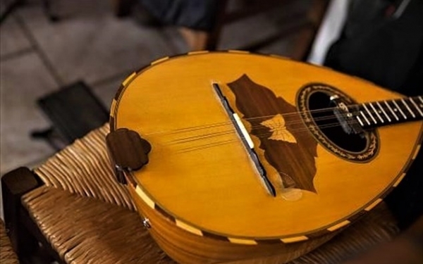 Τσικνοπέμπτη με μεζέ και ρεμπέτικα τραγούδια στο Square One!