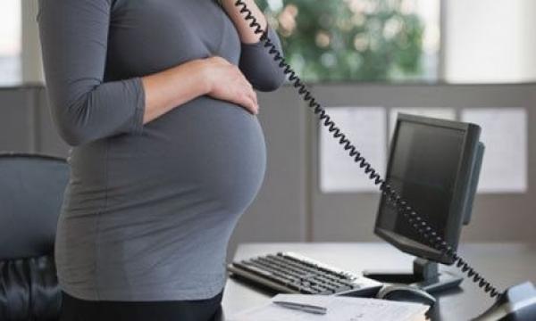 Απίστευτες απειλές εργοδότη σε έγκυο: "Ρίξε το παιδί ή παραιτήσου"