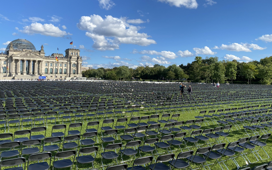 Τοποθέτησαν 13.000 καρέκλες για τους ανθρώπους της Μόριας στη γερμανική Βουλή