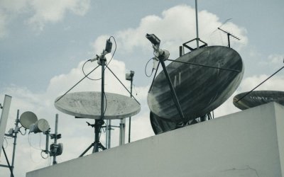 Συνελήφθησαν οι αρχηγοί των «πειρατών» της τηλεόρασης - Δεκάδες εκατομμύρια τα κέρδη, πώς τα «ξέπλεναν»