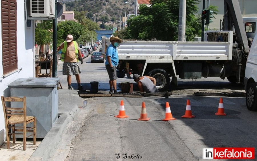 Αργοστόλι: Προσέχουν για να ... έχουν! Εργασίες καθαρισμού αποχετευτικού συστήματος για τον κίνδυνο των έντονων βροχοπτώσεων (εικόνες)