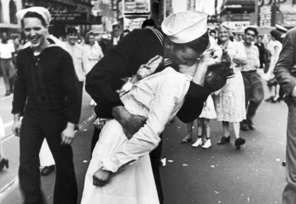 Σαν σήμερα τραβήχτηκε η θρυλική ασπρόμαυρη φωτογραφία - σύμβολο της λήξης του Β' Παγκοσμίου Πολέμου!