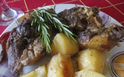 Παραδοσιακό αρνάκι στην γάστρα με πατάτες από την Σία Λαδά!