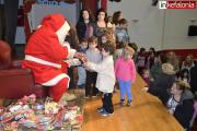 Ο Άγιος Βασίλης ήρθε στο Ληξούρι και μοίρασε πολλά δώρα στα παιδιά (εικόνες)