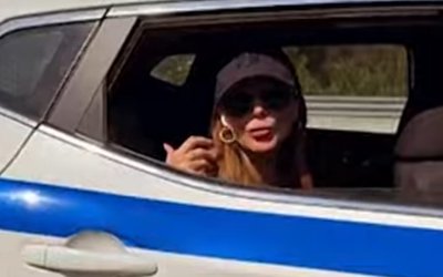 Η Δέσποινα Βανδή έπαθε λάστιχο και περιπολικό τη μετέφερε στο ξενοδοχείο της – Δείτε βίντεο