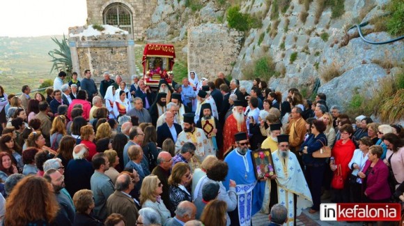 Με μεγαλοπρέπεια και πλήθος πιστών η λιτανεία της εικόνας της Παναγίας των Σισσίων στο Κάστρο (εικόνες + video)