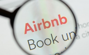 Airbnb: Δικαστήριο απαγόρευσε την ενοικίαση διαμερίσματος σε πολυκατοικία