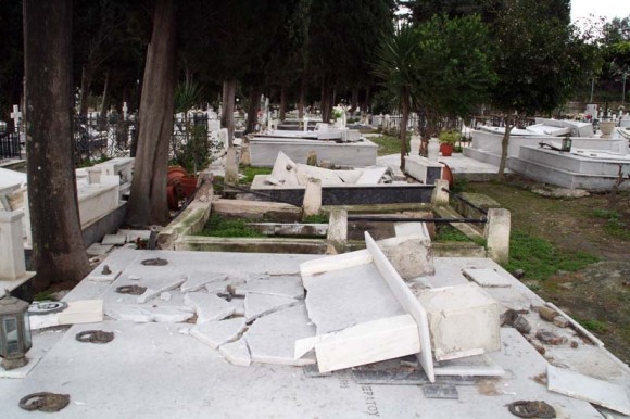 "Έρχου και Ίδε" - Σας αρέσει κε Δήμαρχε αυτή η κατάσταση του ερειπωμένου νεκροταφείου Ληξουρίου;