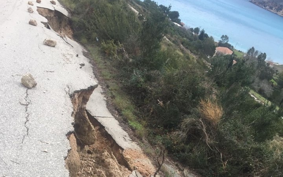 Ζόλα: Υποχώρησε κομμάτι του δρόμου (εικόνες)